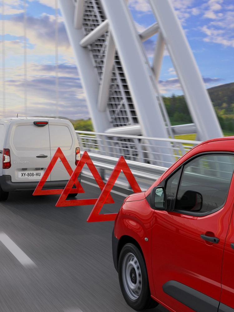 Berlingo Van die een voertuig vóór zich detecteert en Forward Collision Warning en Active Safety Brake activeert om een aanrijding te voorkomen.