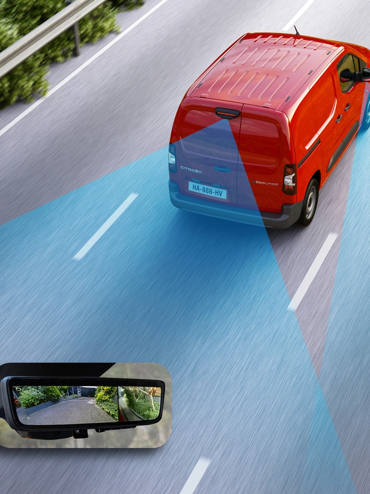 Berlingo Van rijdend op de weg met Dynamic Surround Vision, waarbij een 360°‑weergave van de omgeving wordt getoond.