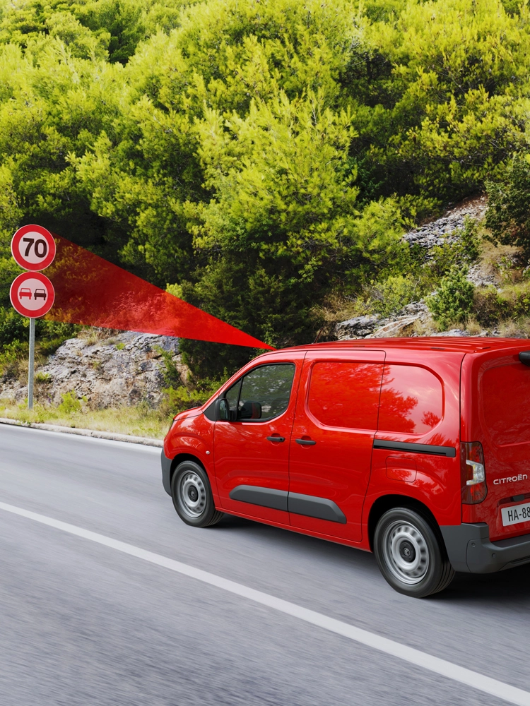 Rode Berlingo Van die meerdere verkeersborden herkent en uitgebreide snelheidsinformatie toont.