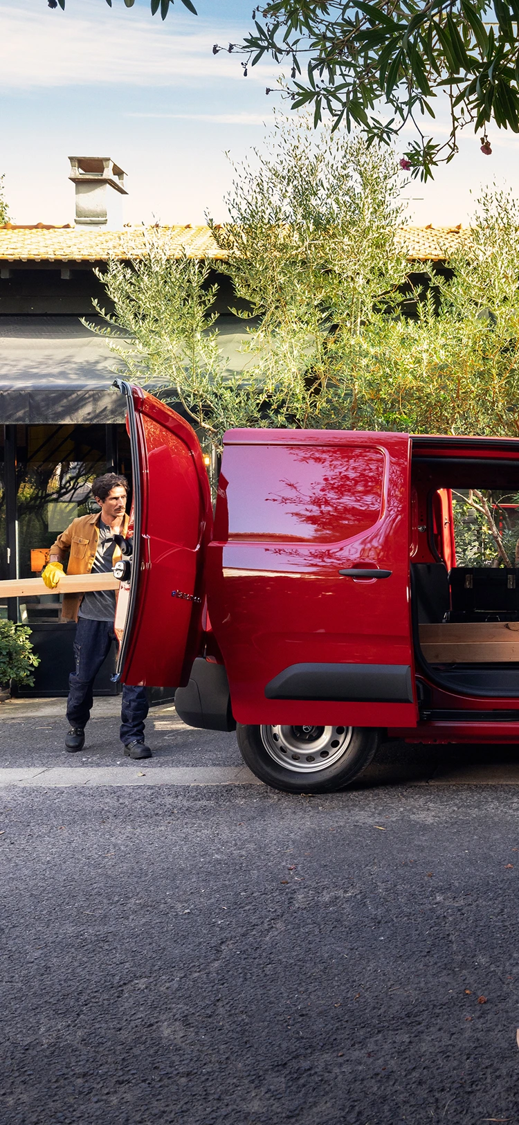 Zijaanzicht van een Citroën Berlingo Van met open schuifdeur, die de veelzijdigheid, praktische inzet en geschiktheid voor dagelijkse professionele activiteiten toont.