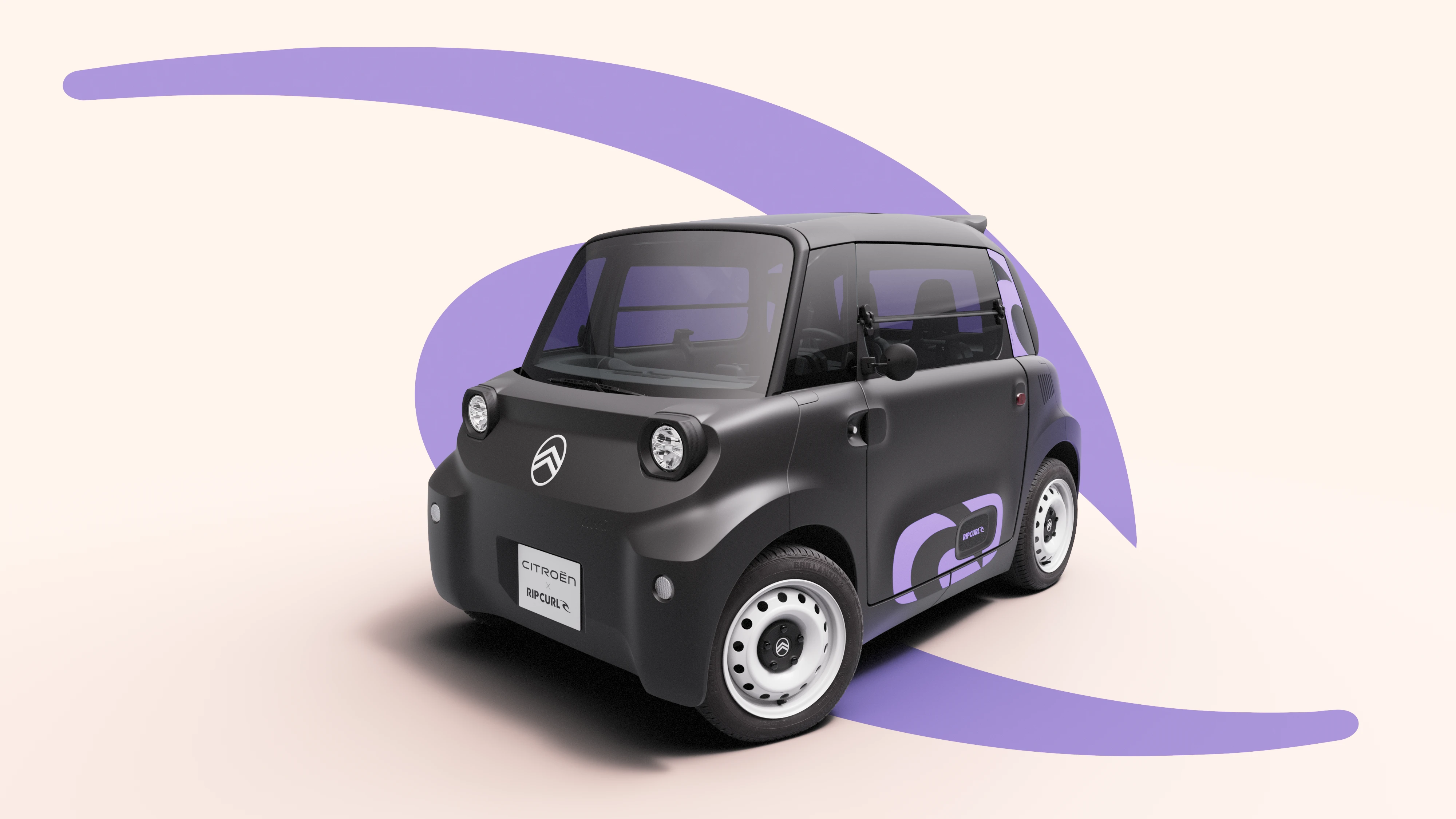 Driekwart vooraanzicht van de Citroën Ami x Rip Curl, elektrische auto zonder autorijbewijs, met compact design voor stadsgebruik.