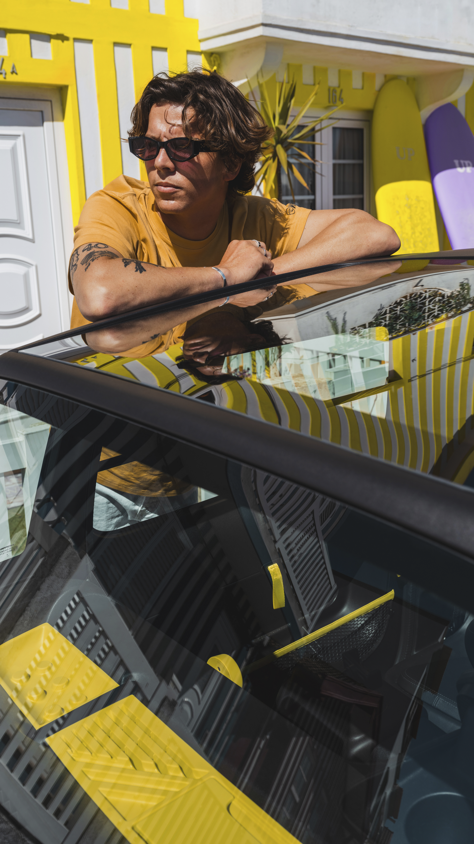 Bovenaanzicht in lifestyle‑setting van de Citroën Ami x Rip Curl, elektrische auto zonder autorijbewijs, als onderdeel van de stedelijke rijervaring.