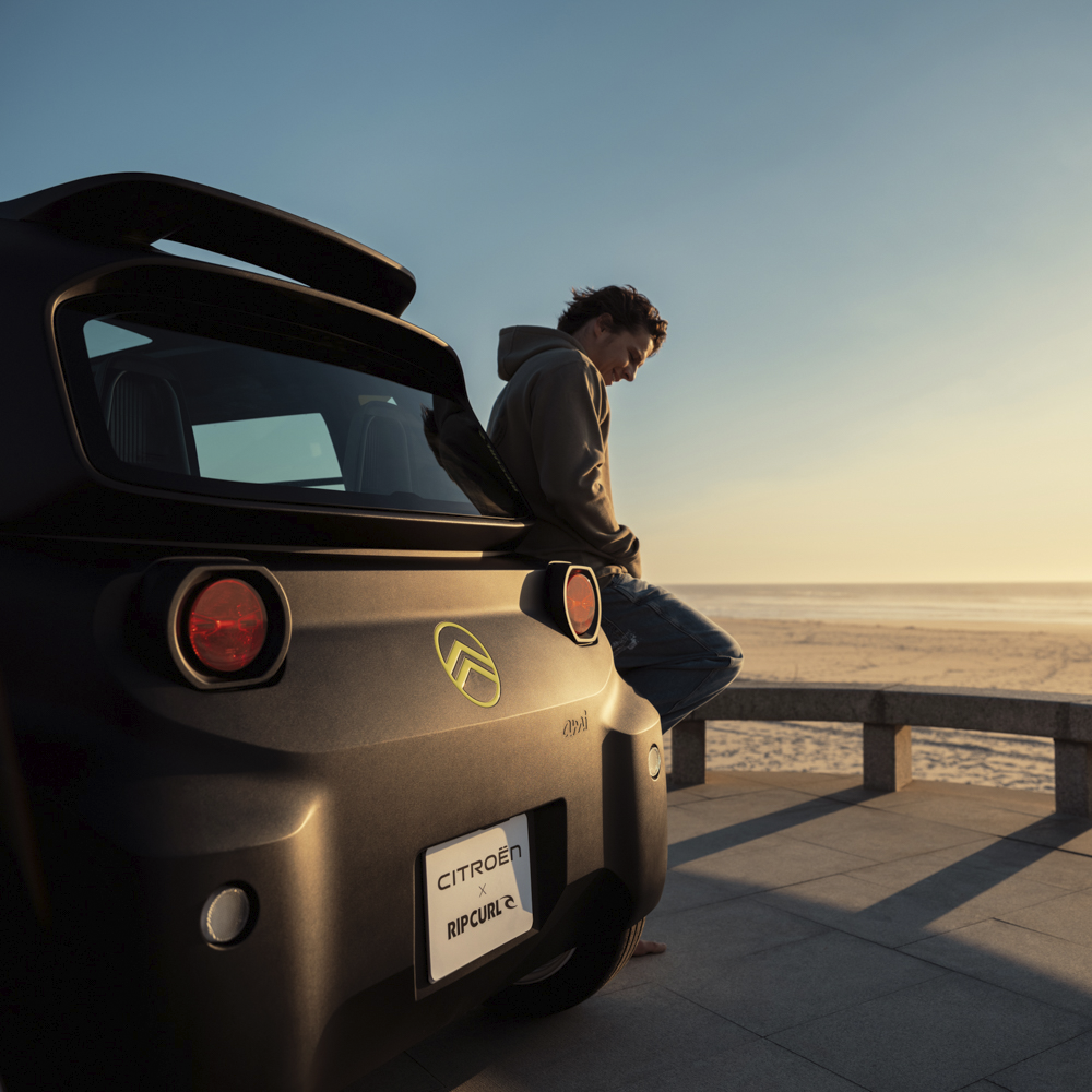 Achteraanzicht bij zonsondergang aan het strand van de Citroën Ami x Rip Curl, met kustgevoel en stedelijke vrijheid.