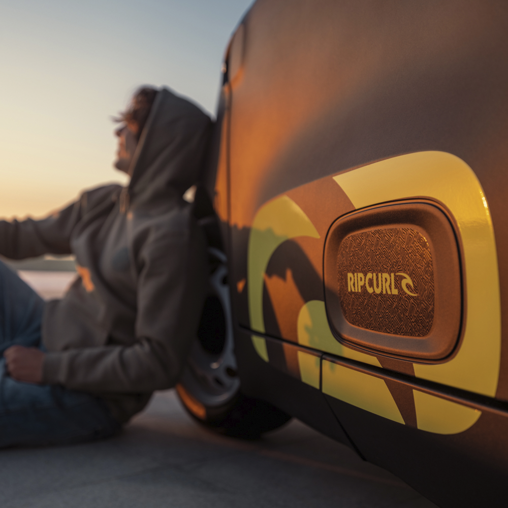 Close‑up van het Rip Curl‑badge aan de zijkant van de Citroën Ami x Rip Curl, met herkenbare signatuur.