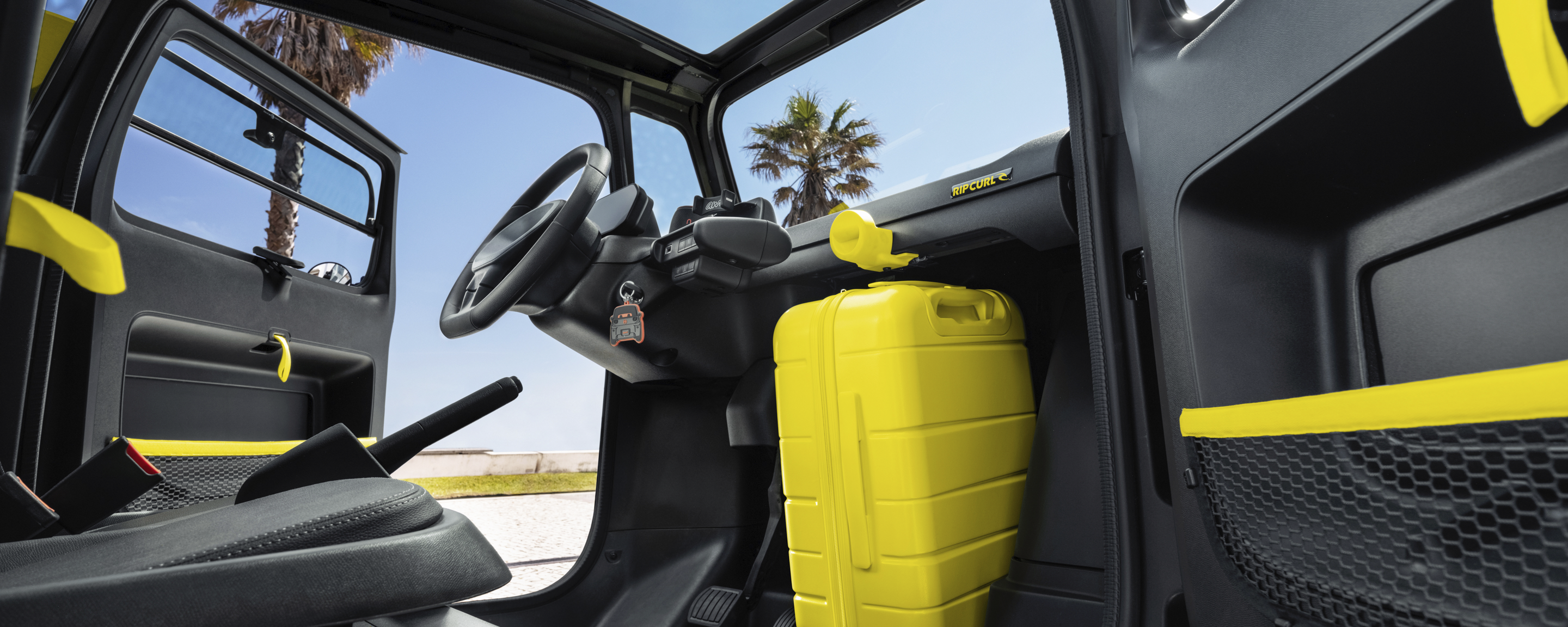 Ruim interieuraanzicht van de Citroën Ami x Rip Curl, elektrische auto zonder autorijbewijs, met praktische cabine voor stedelijke mobiliteit.