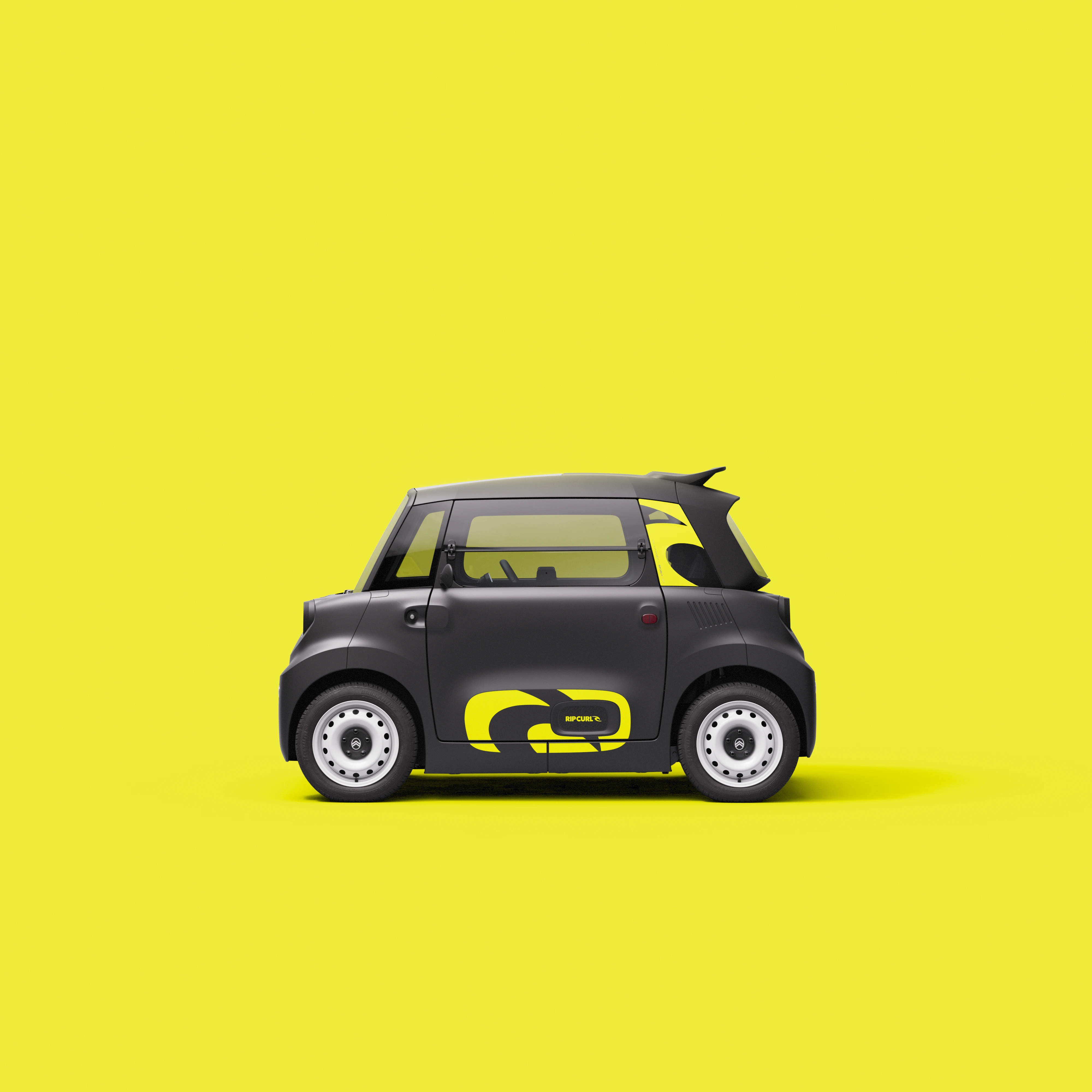 Zijaanzicht van de Citroën Ami x Rip Curl, elektrische auto zonder autorijbewijs, met compact profiel voor stedelijke mobiliteit.