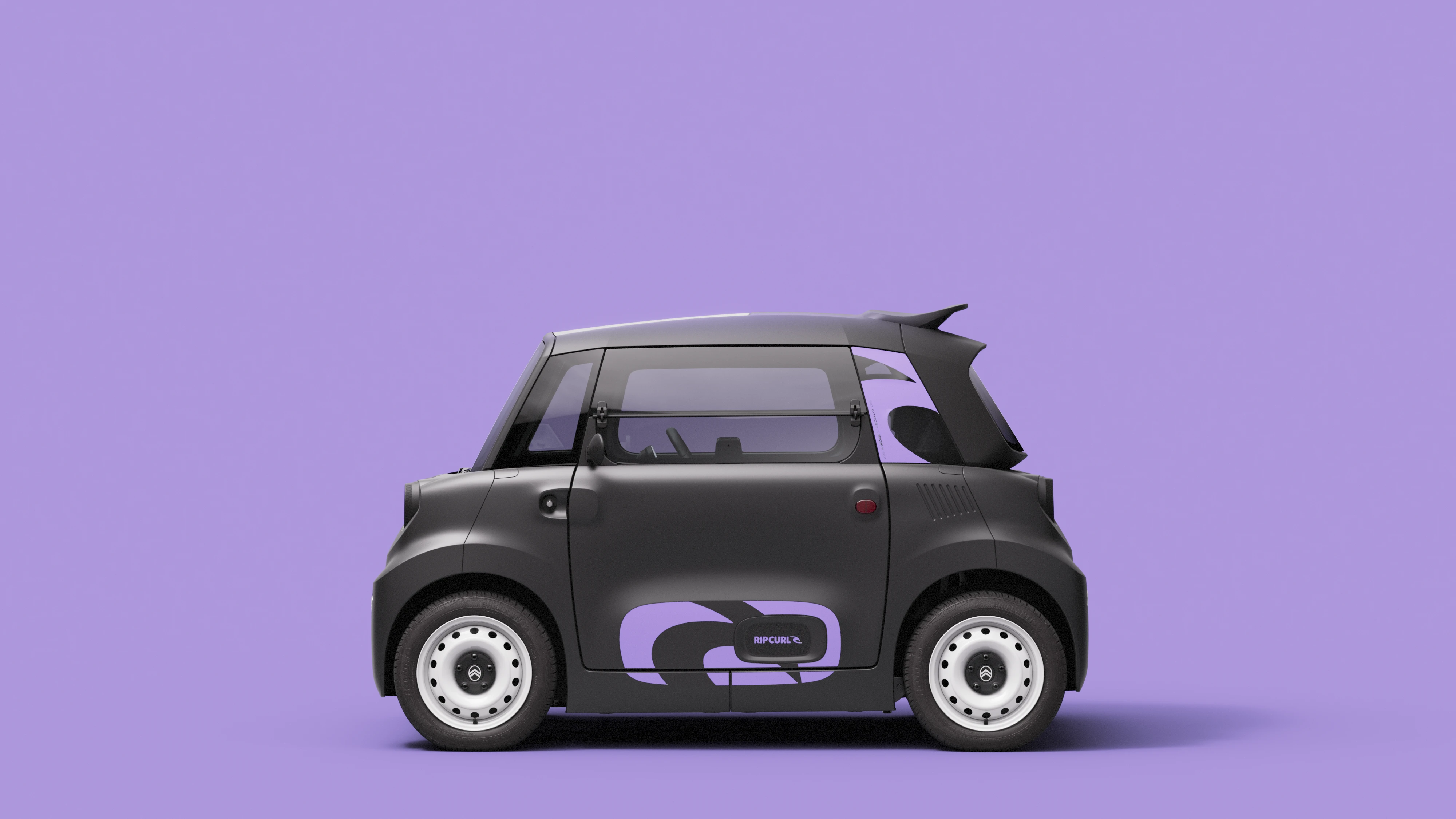 Zijaanzicht van de Citroën Ami x Rip Curl, elektrische auto zonder autorijbewijs, met compact design voor gebruik in de stad.