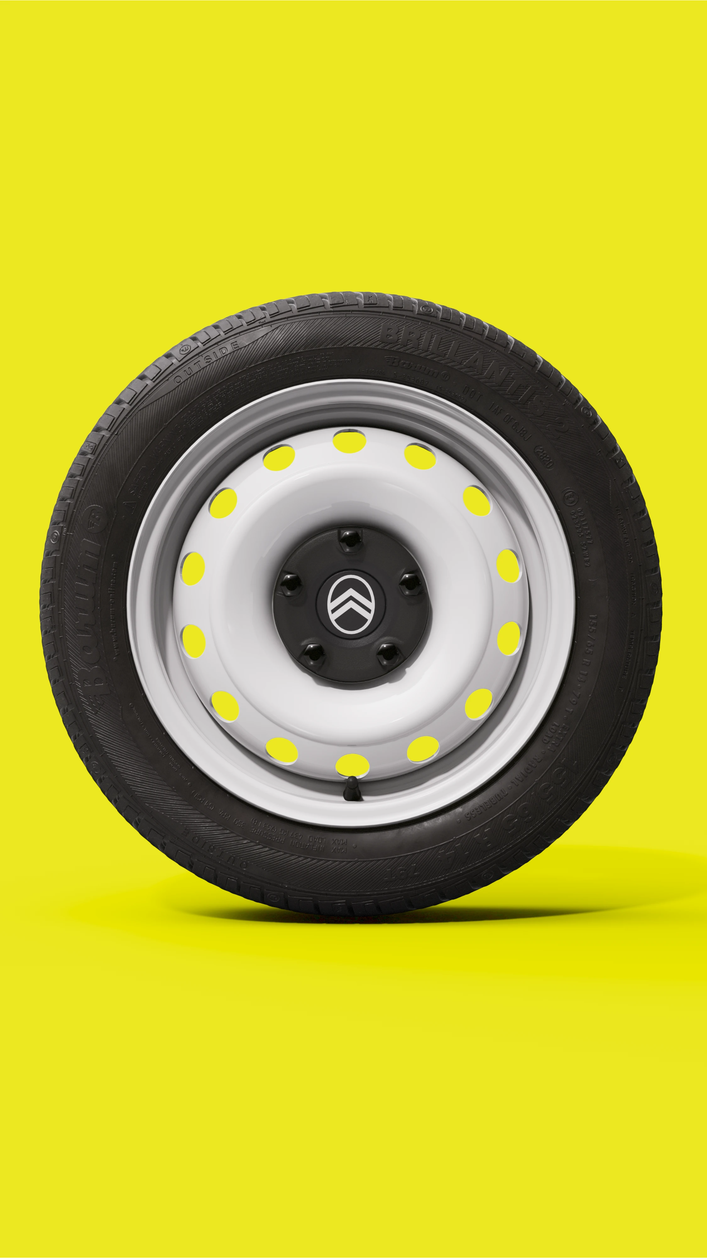 Close‑up van het wiel van de Citroën Ami x Rip Curl, elektrische auto zonder autorijbewijs, met stalen velgen voor stedelijk gebruik.