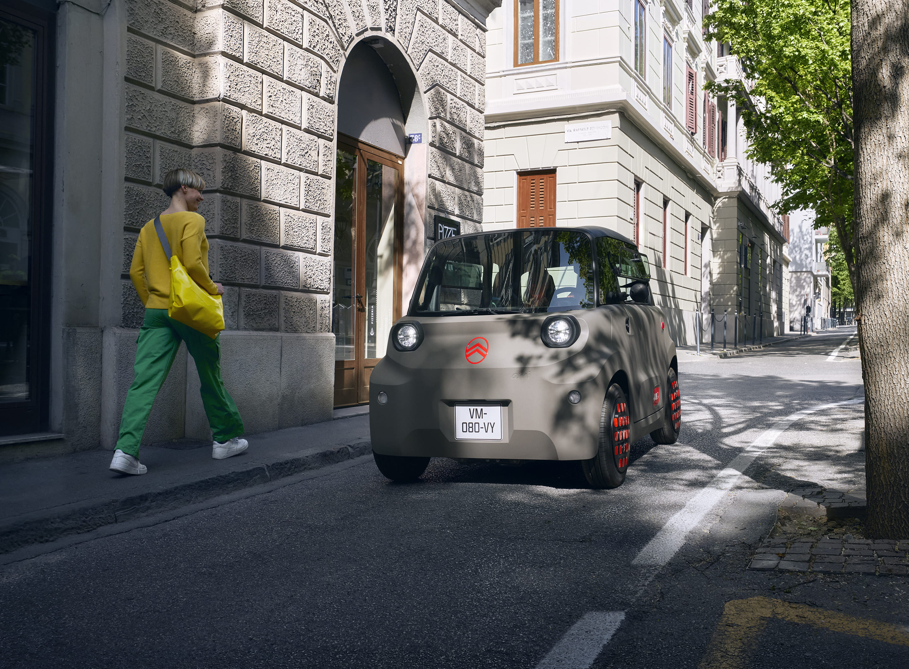 De Citroën Ami, gezien vanaf de voorkant, laat een compact, veilig en betrouwbaar elektrisch ontwerp zien dat innovatieve rijvrijheid in de stad mogelijk maakt.