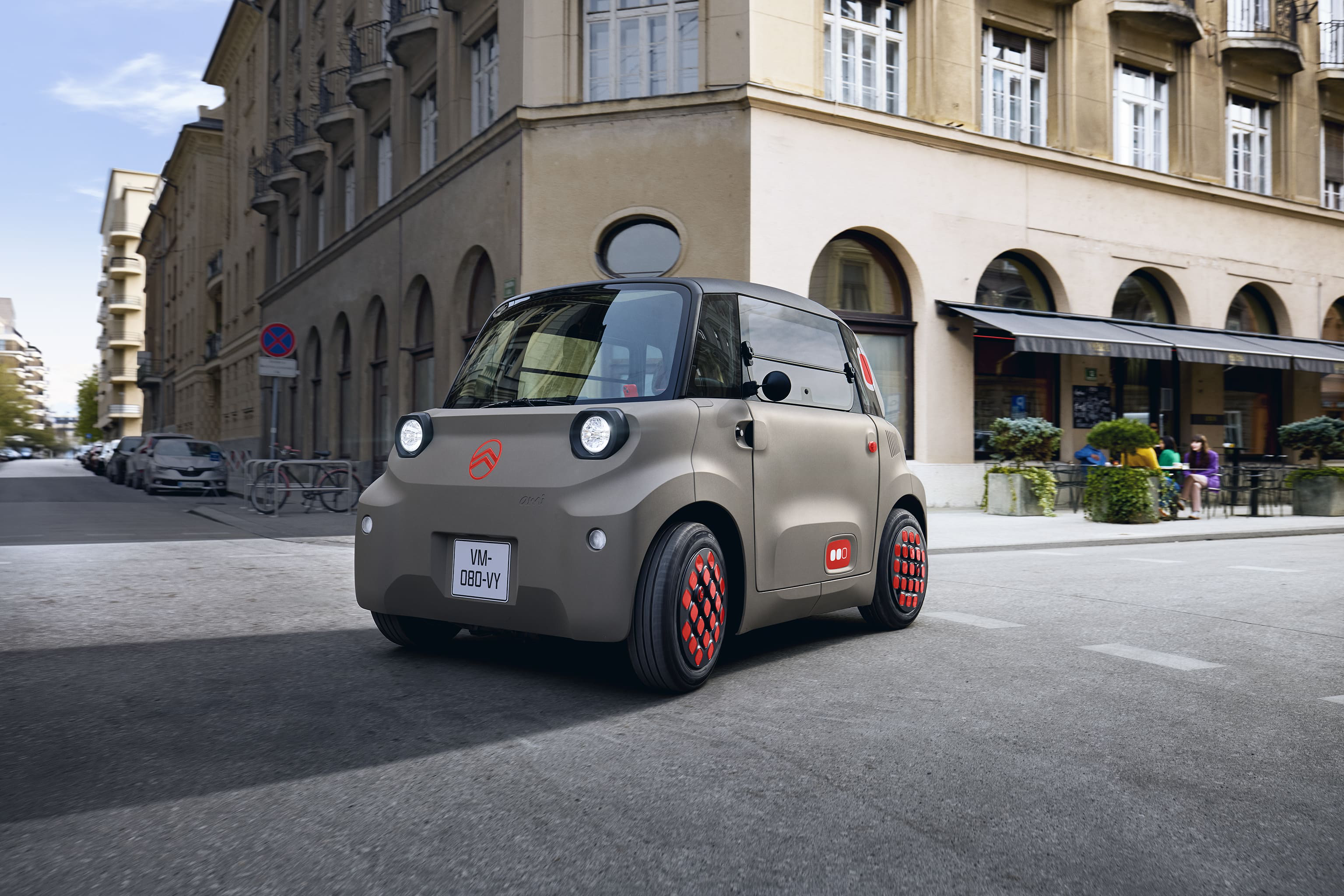 Vooraanzicht (3/4) vanaf de straat: de Citroën Ami valt op door zijn compacte, veilige en betrouwbare elektrische ontwerp dat innovatieve vrijheid in de stad biedt.
