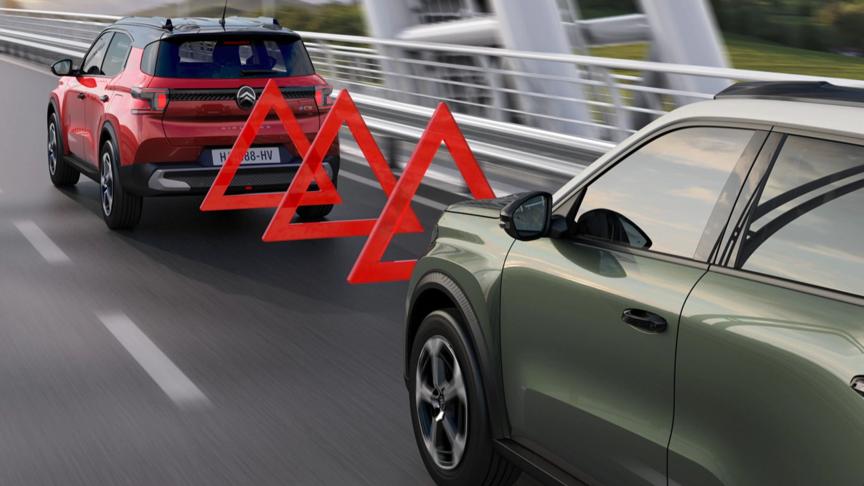 Achteraanzicht tijdens parkeren van de Citroën C3 Aircross SUV met kruisend‑verkeer‑waarschuwing voor veiliger, zelfverzekerd en betaalbaar manoeuvreren.
