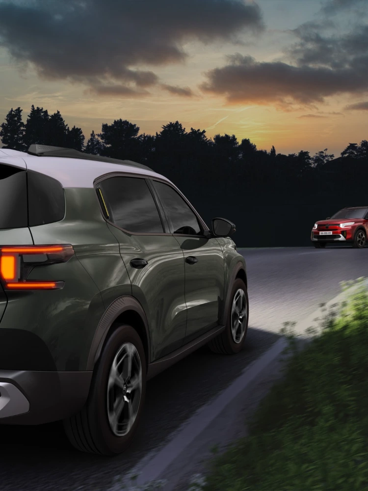 Nachtelijk rijaanzicht van de Citroën C3 Aircross SUV met automatische verlichting voor veiligere, zelfverzekerde en betaalbare dagelijkse mobiliteit.