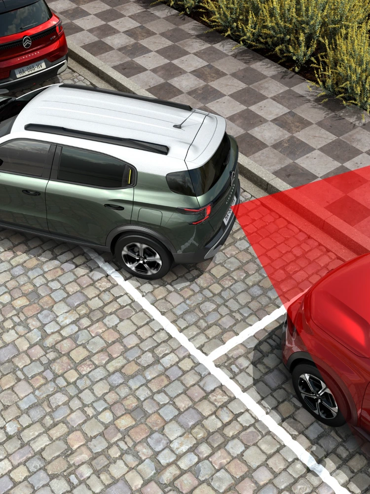 Bovenaanzicht tijdens parkeren van de Citroën C3 Aircross SUV met obstakeldetectie voor veiligere, eenvoudigere en betaalbare dagelijkse manoeuvres.