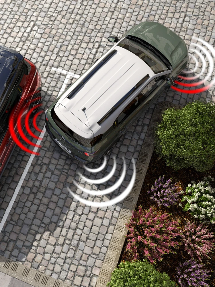Bovenaanzicht tijdens parkeren van de Citroën C3 Aircross SUV met obstakeldetectie voor veiligere, eenvoudigere en betaalbare dagelijkse manoeuvres.
