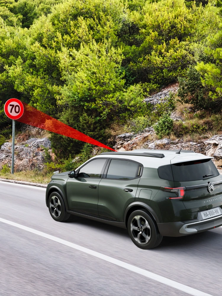 Zijaanzicht rijdend van de Citroën C3 Aircross SUV met snelheidsherkenning voor veiligere, beter geïnformeerde en betaalbare dagelijkse mobiliteit.
