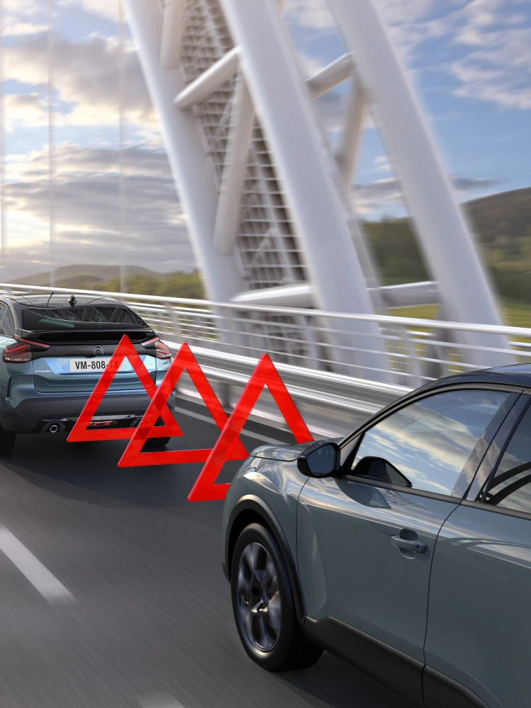 Achteraanzicht van de C4 met Active Safety Brake en botswaarschuwing, waarin veiligheid, technologie en design samenkomen voor een veilige rit.