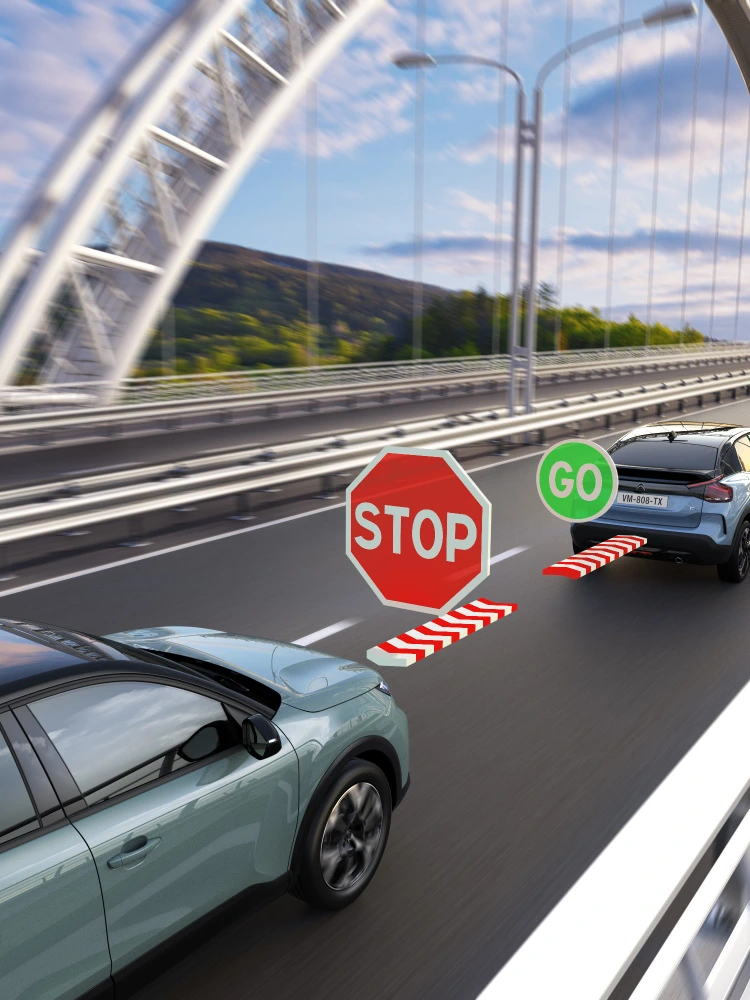 Zijaanzicht van de C4 met Adaptive Cruise Control Stop & Go, waarbij veiligheid, technologie en comfort samenkomen voor een veilige premium rijervaring.