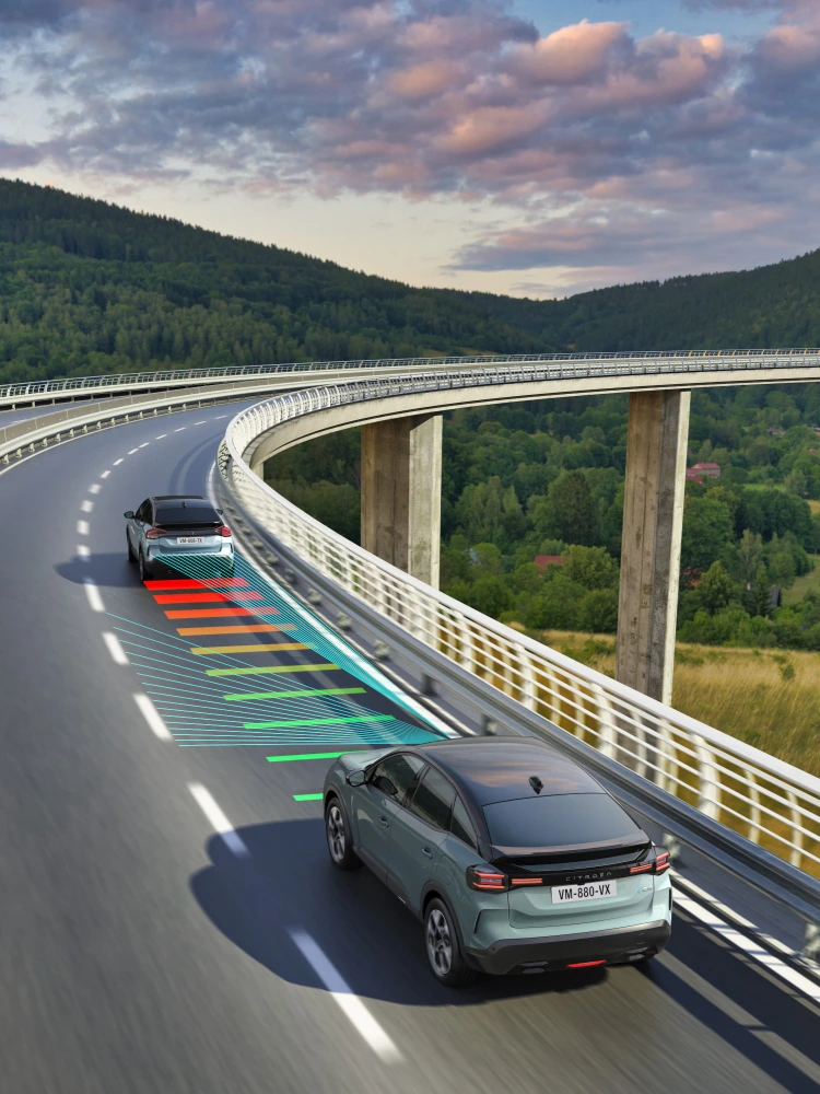 Zijaanzicht van de C4 met uitgebreide verkeersbordherkenning, gericht op veiligheid, technologie en zicht voor een veiligere premium rit.