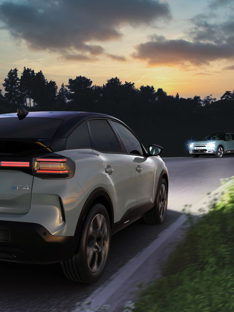 Achteraanzicht van de C4 met High Beam Assist die zicht, veiligheid en technologie verbetert voor een serene premium rijervaring in het donker.
