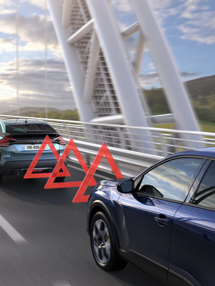 De Citroën ë‑C4 X die een voertuig vóór zich detecteert met actieve Forward Collision Warning voor veiliger rijden.