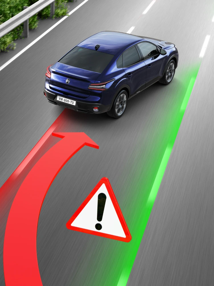 De Citroën ë‑C4 X met rijstrookwaarschuwing wanneer het voertuig de belijning nadert.