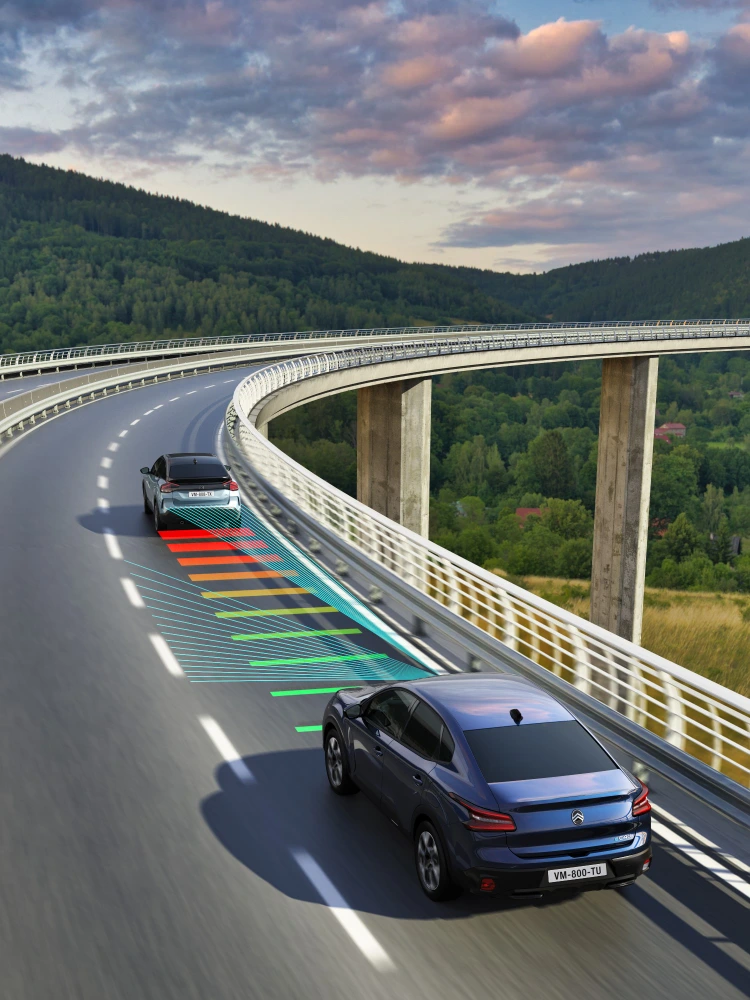 De Citroën ë‑C4 X met Drive Assist Level 2, adaptieve cruisecontrol en rijstrookgeleiding op de snelweg.