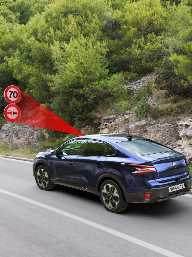De Citroën ë‑C4 X die meerdere snelheids‑ en restrictieborden herkent met Extended Traffic Sign Recognition.