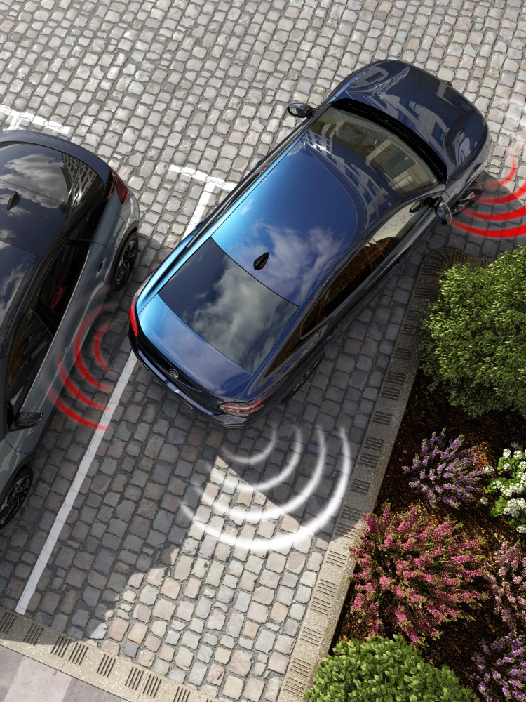 Bovenaanzicht van de Citroën ë‑C4 X met actieve parkeersensoren voor en achter tijdens het manoeuvreren.