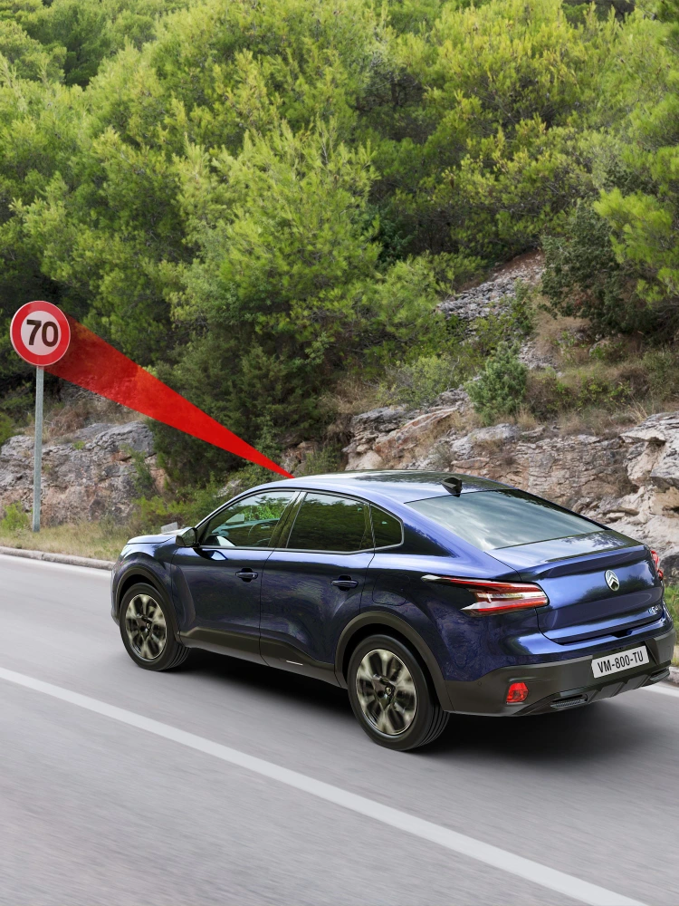 De Citroën ë‑C4 X die een snelheidsbord van 70 km/u detecteert met actieve verkeersbordherkenning.