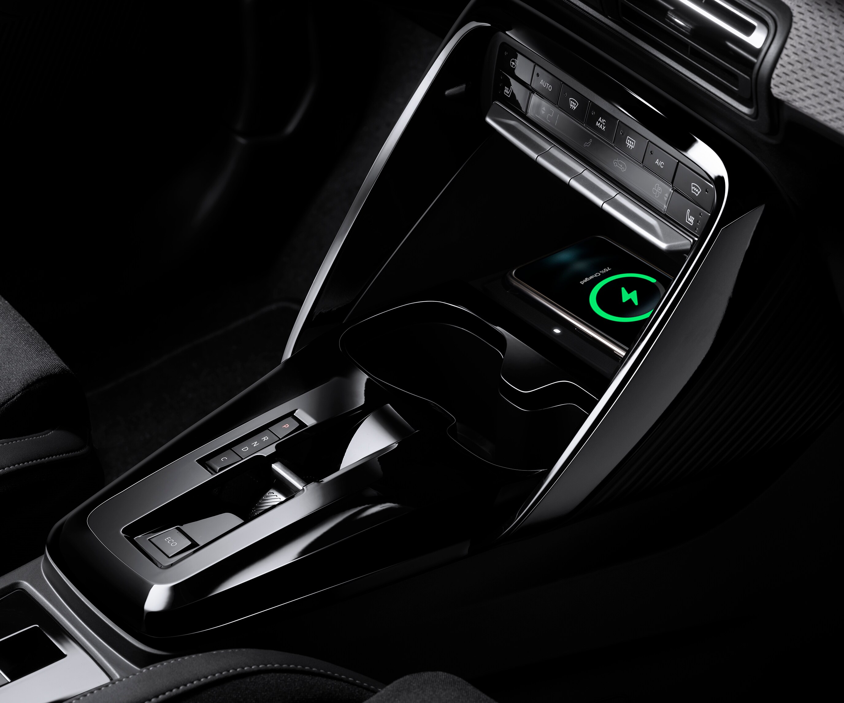 Close‑up van de middenconsole van de Citroën C3 SUV met draadloos opladen voor praktische en betaalbare dagelijkse mobiliteit.