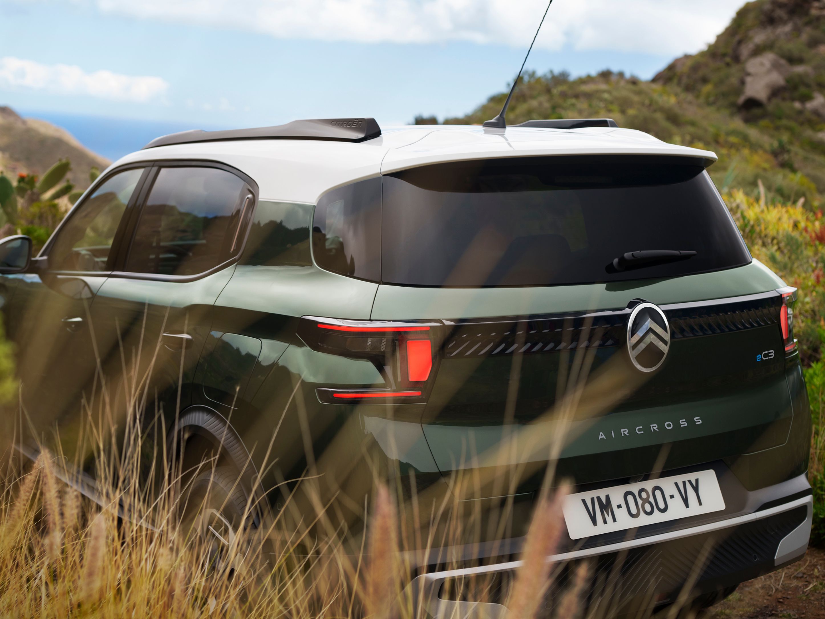 Driekwart achteraanzicht buiten van de Citroën C3 Aircross SUV met uitgesproken two‑tone design voor zelfverzekerde, veelzijdige en betaalbare mobiliteit.