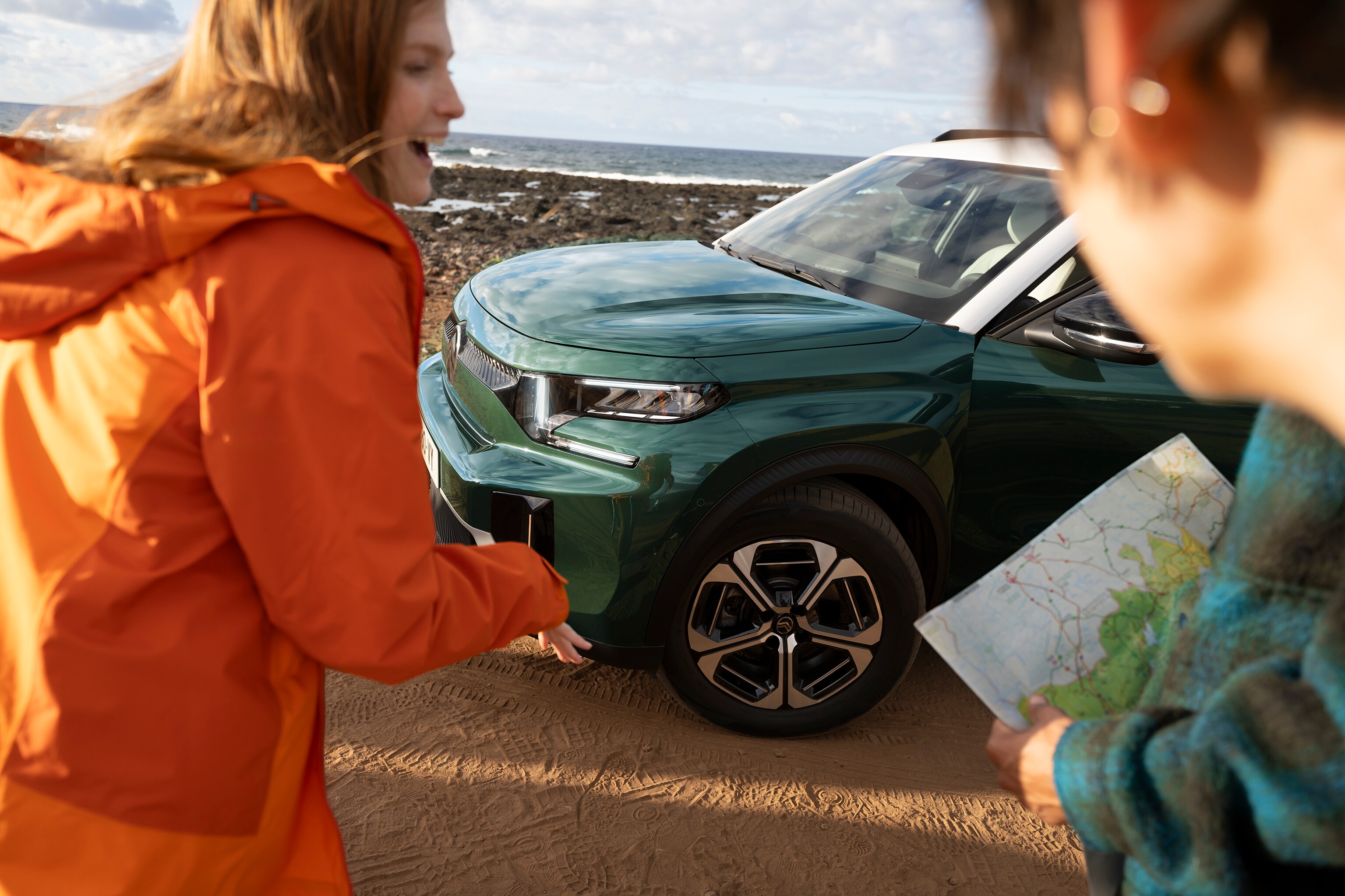 Driekwart vooraanzicht buiten van de Citroën C3 Aircross SUV met robuuste styling voor avontuurlijke, zelfverzekerde en betaalbare dagelijkse mobiliteit.