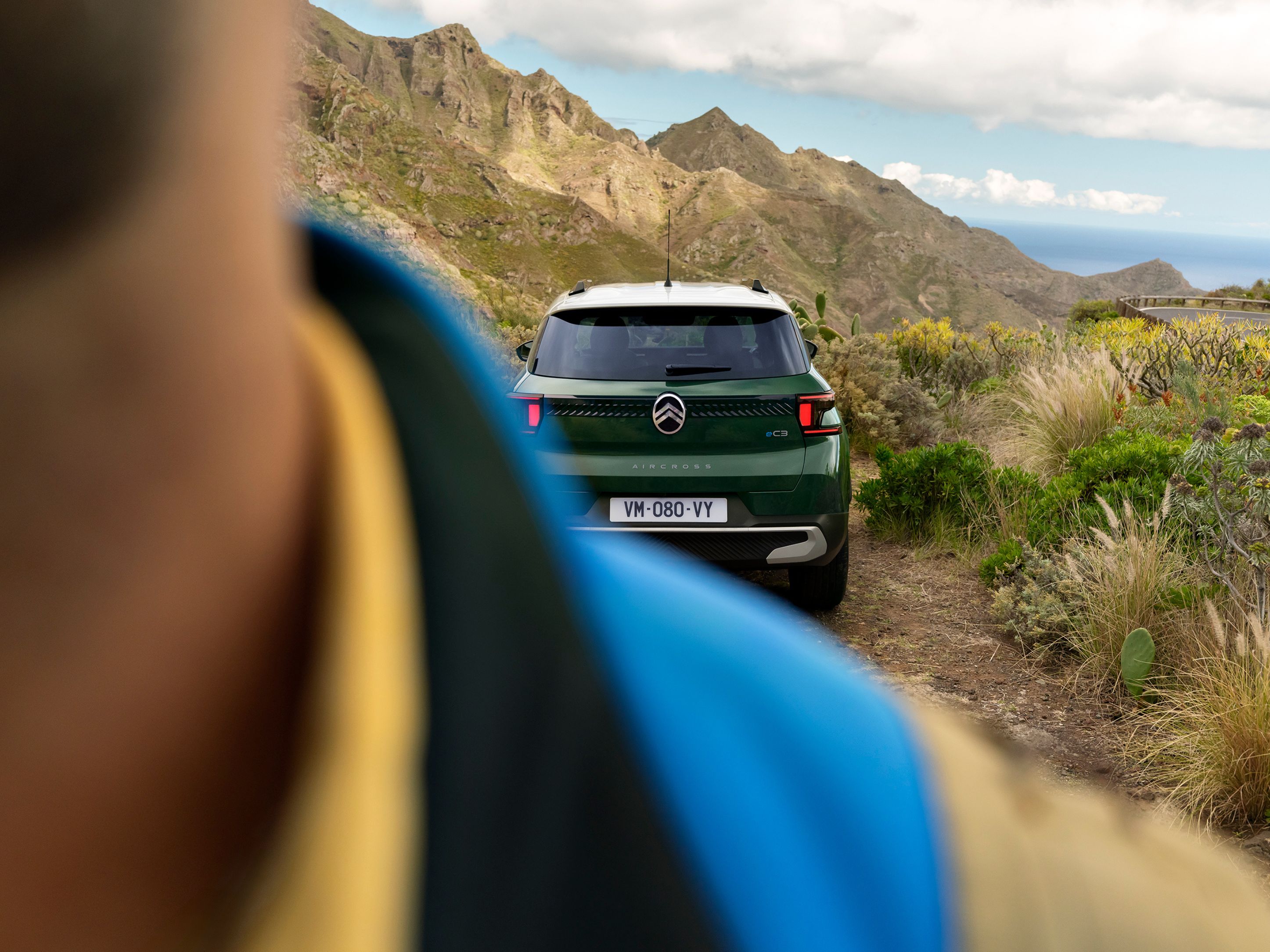Achteraanzicht buiten van de Citroën C3 Aircross SUV met robuuste styling voor zelfverzekerde, veelzijdige en betaalbare off‑road‑mobiliteit.