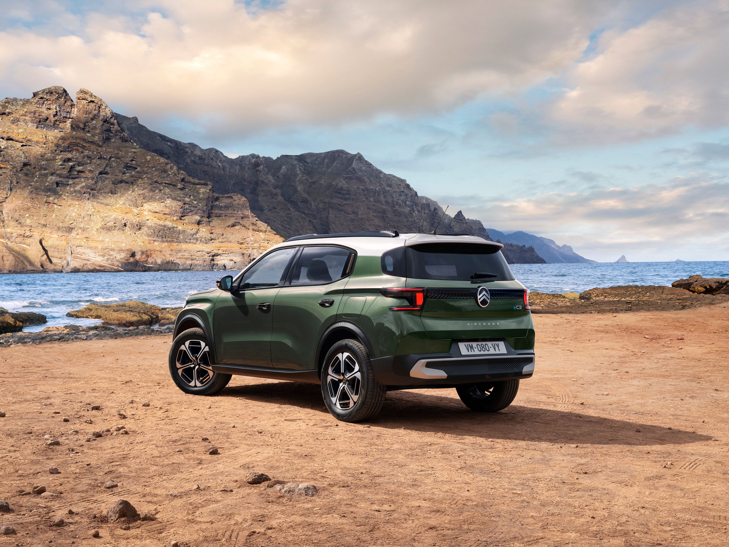 Driekwart achteraanzicht aan zee van de Citroën C3 Aircross SUV met modern SUV‑design voor veelzijdige en betaalbare mobiliteit.
