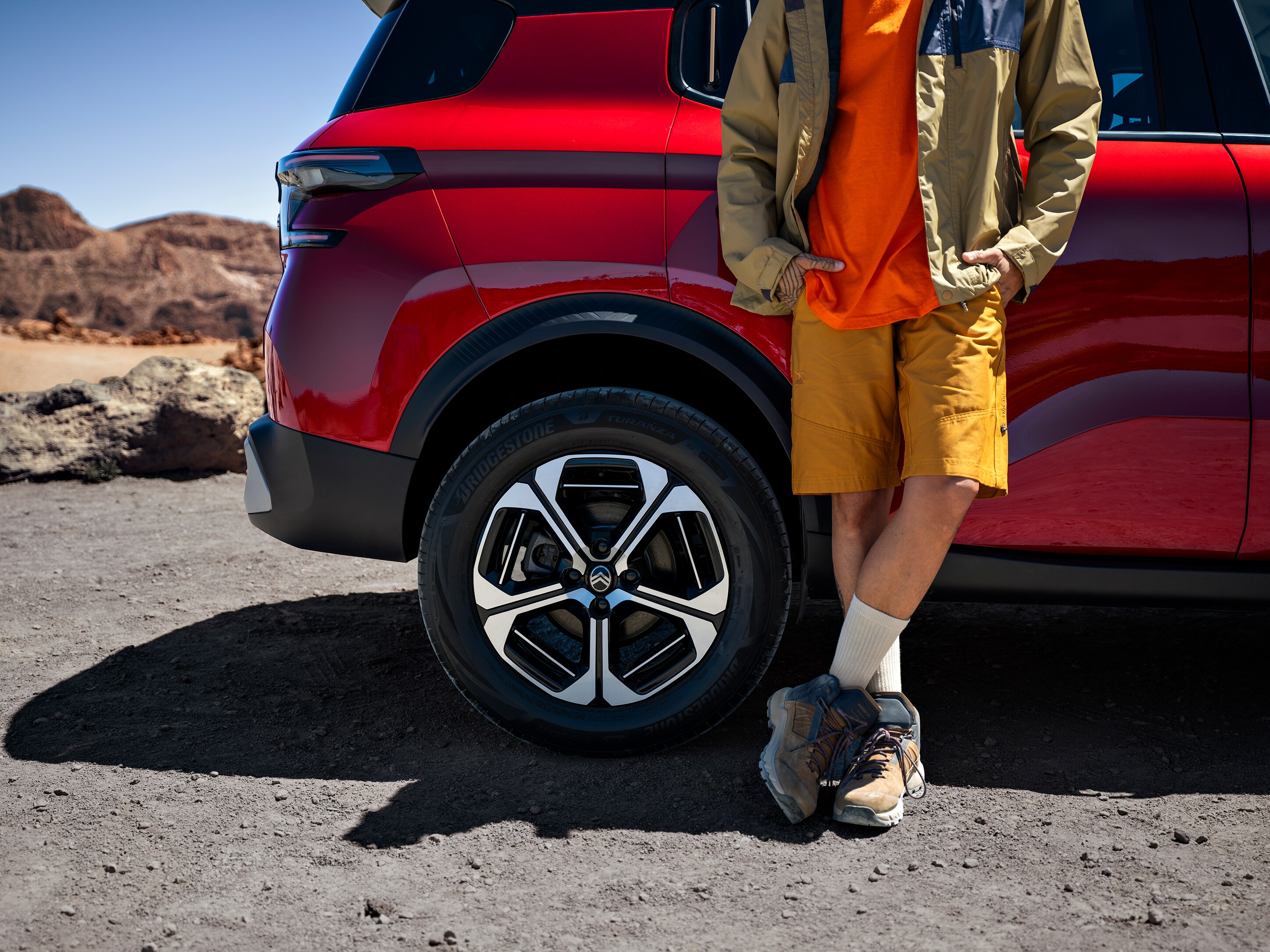 Close‑up van het wiel van de Citroën C3 Aircross SUV met lichtmetalen velgdesign voor stijlvolle, zelfverzekerde en betaalbare outdoor‑mobiliteit.