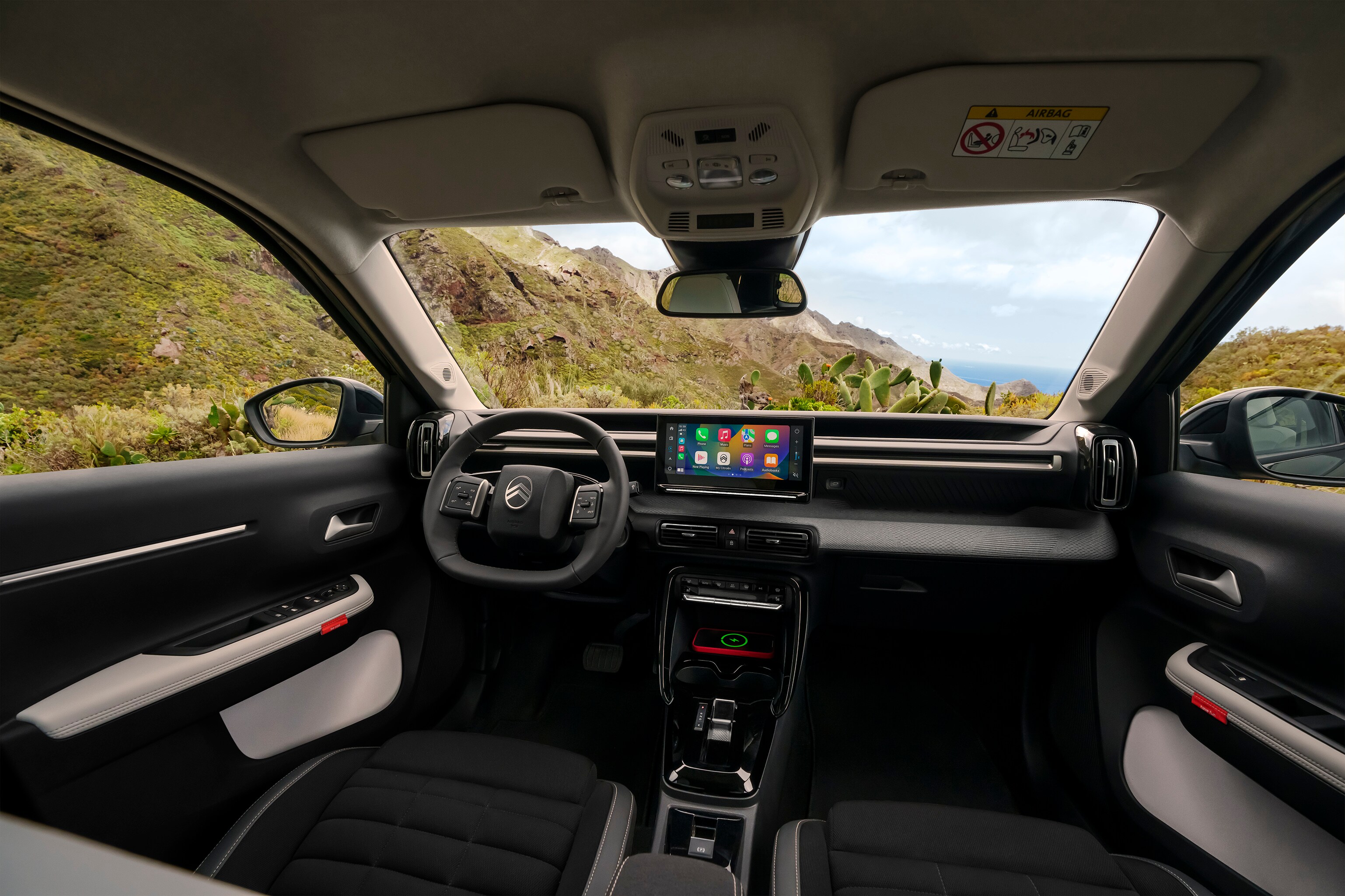 Interieuraanzicht voorin van de Citroën ë‑C3 Aircross SUV met panoramisch dashboard en groot touchscreen voor intuïtief, ruim en betaalbaar dagelijks rijden.