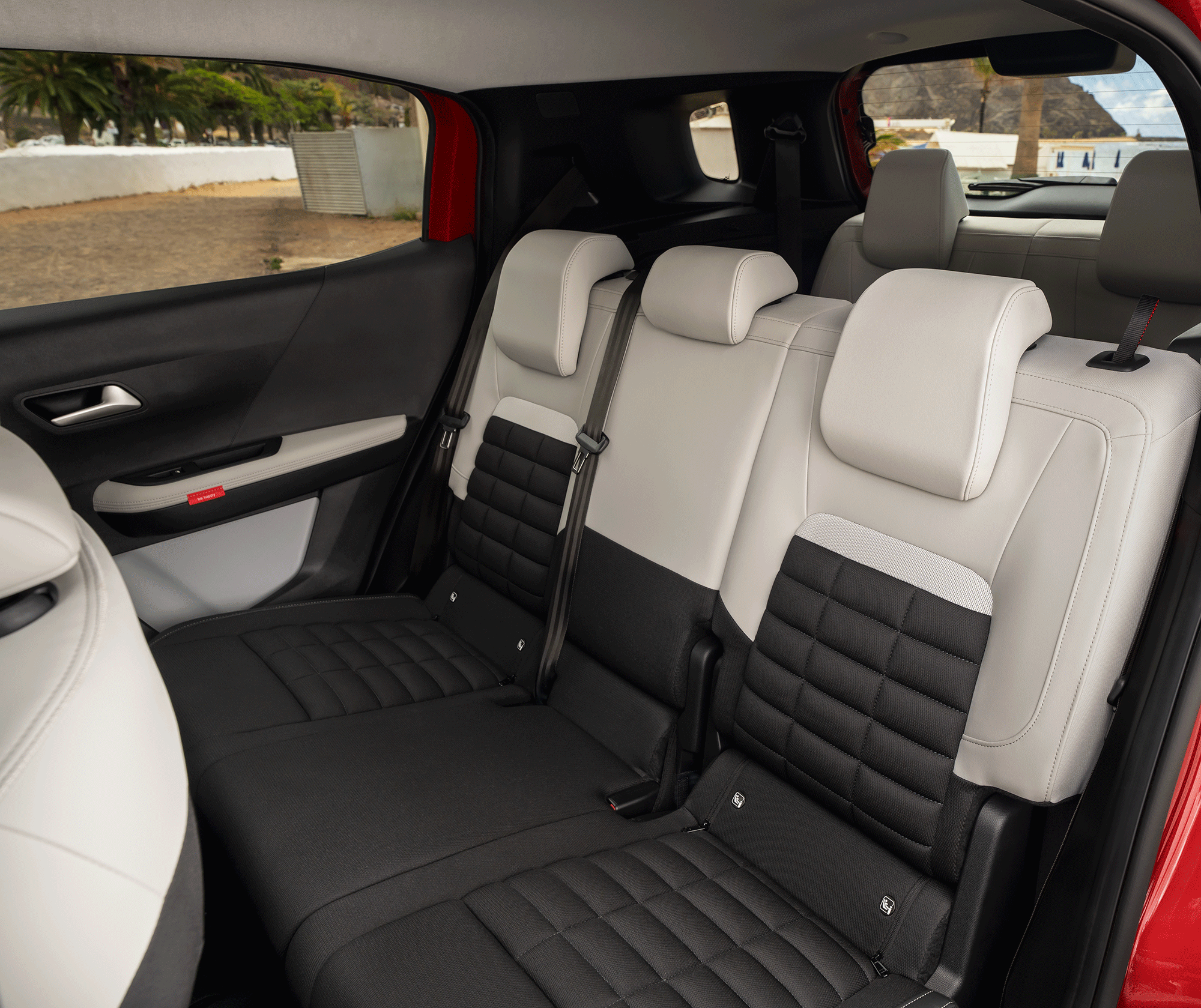 Interieur‑feature‑GIF van de Citroën C3 Aircross SUV met praktische, modulaire opbergoplossingen voor veelzijdige, gemakkelijke en betaalbare dagelijkse mobiliteit.