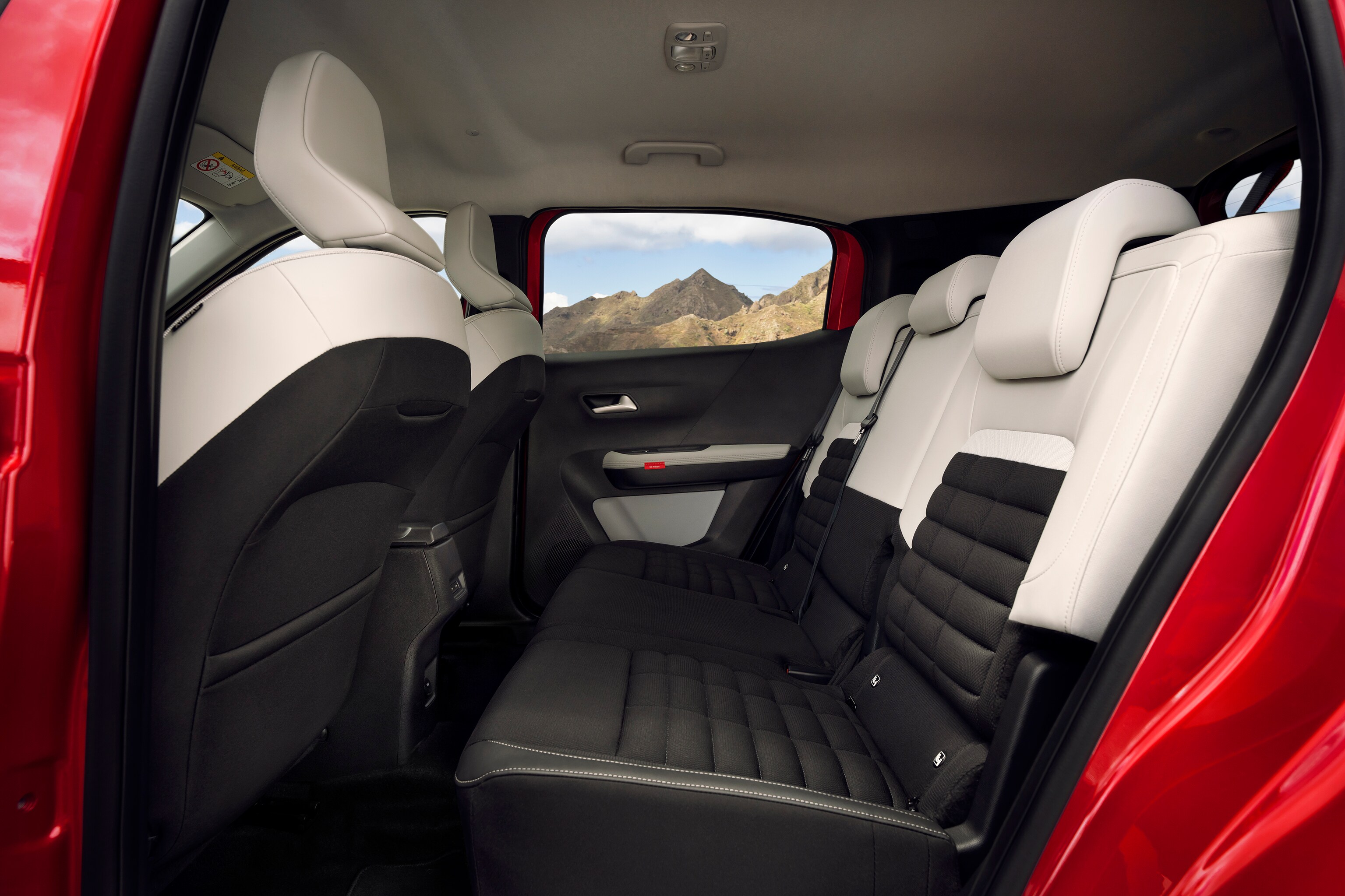 Achterbankaanzicht van de Citroën C3 Aircross SUV met royale beenruimte voor comfortabele, veelzijdige en betaalbare dagelijkse passagiersmobiliteit.