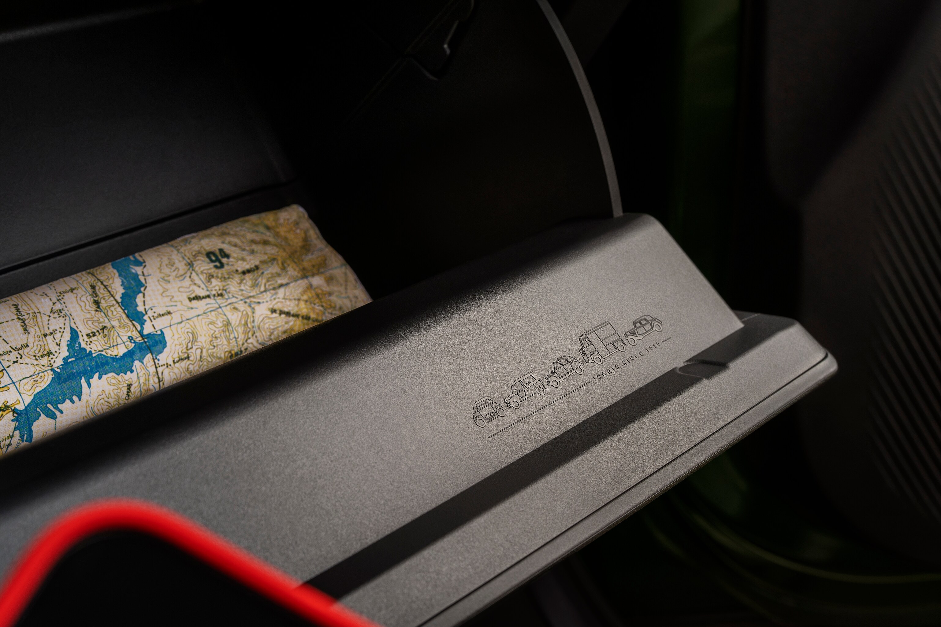 Close‑up van het interieur van de Citroën C3 Aircross SUV met praktische opbergruimte in het dashboard voor veelzijdige, gemakkelijke en betaalbare mobiliteit.