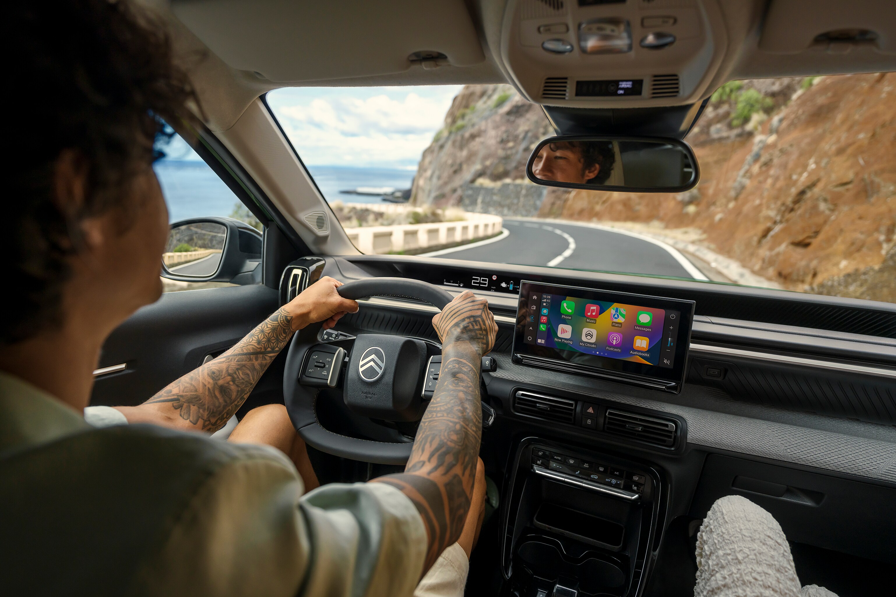 Bestuurdersaanzicht van de Citroën C3 Aircross SUV met groot touchscreen en moderne cockpit voor intuïtief, verbonden en betaalbaar dagelijks rijden.