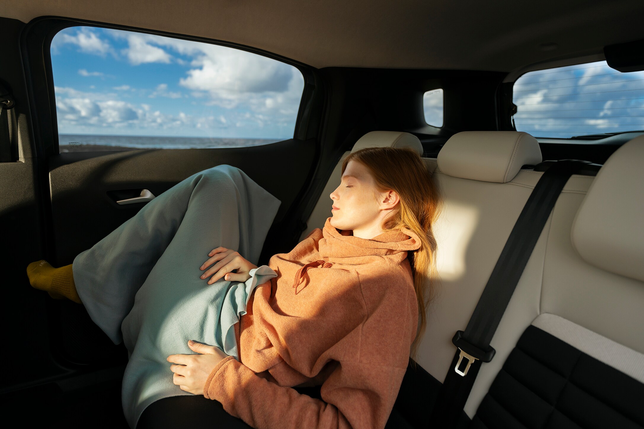 Interieuraanzicht achterin van de Citroën C3 Aircross SUV met ruime zitplaatsen voor ontspannen comfort op lange ritten en betaalbare dagelijkse mobiliteit.