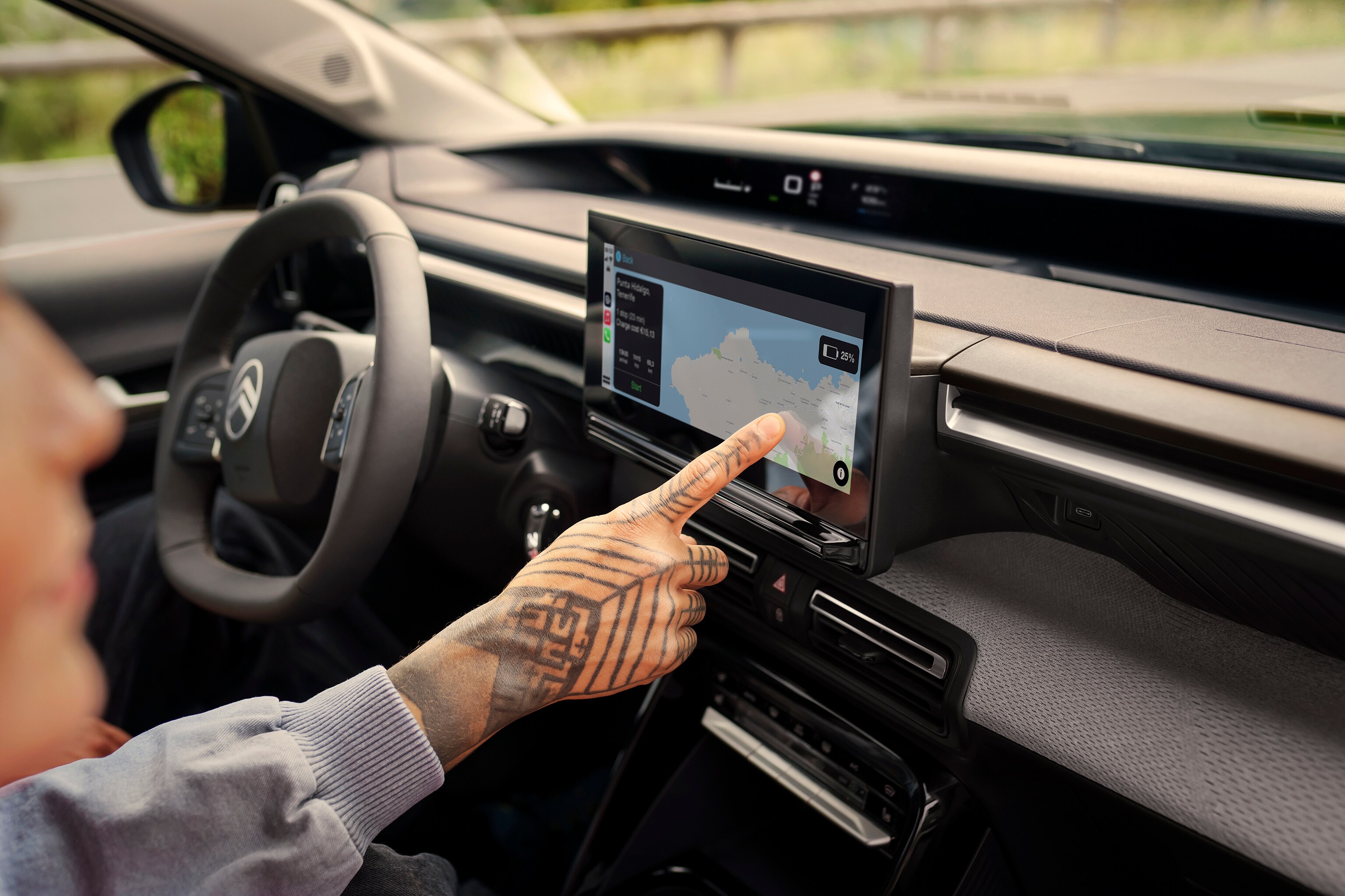 Cockpitaanzicht voorin van de Citroën C3 Aircross SUV met groot infotainmentscherm voor intuïtieve, moderne en betaalbare dagelijkse mobiliteit.