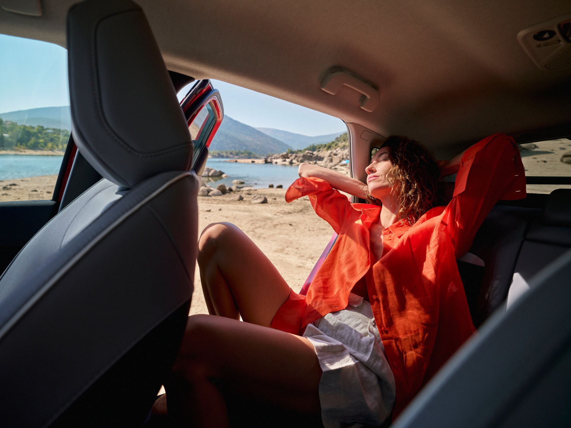 Interieuraanzicht achterin van de C4 met ruim comfort, ontspanning, rust en design voor een vredig premium moment buiten.