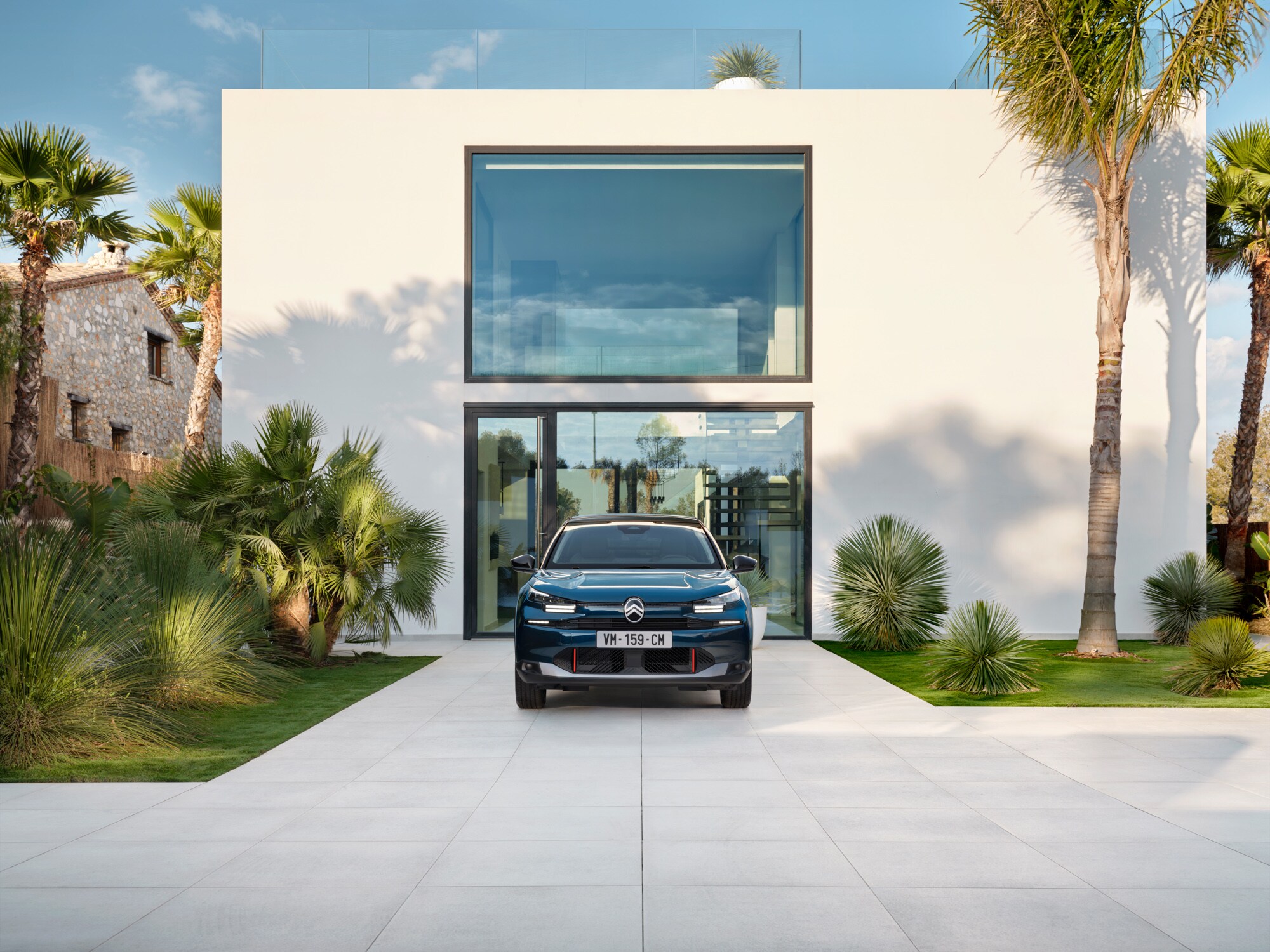 Vooraanzicht van de Bleu Eclipse C4 met stijlvol design, veiligheid en aerodynamica voor een moderne, architectonische premium uitstraling.
