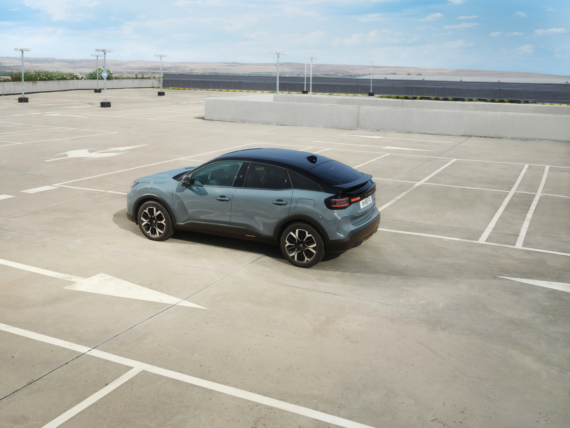 Driekwart achteraanzicht van de C4 met stijlvol design, veiligheid, aerodynamica en comfort voor een minimalistische premium uitstraling in de stad.