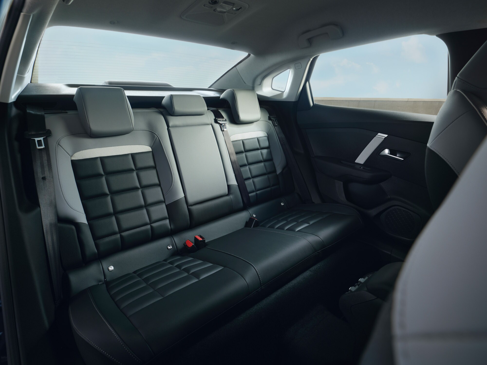 Achterste zitruimte van de Citroën ë‑C4 X met ruime en comfortabele lederen stoelen.