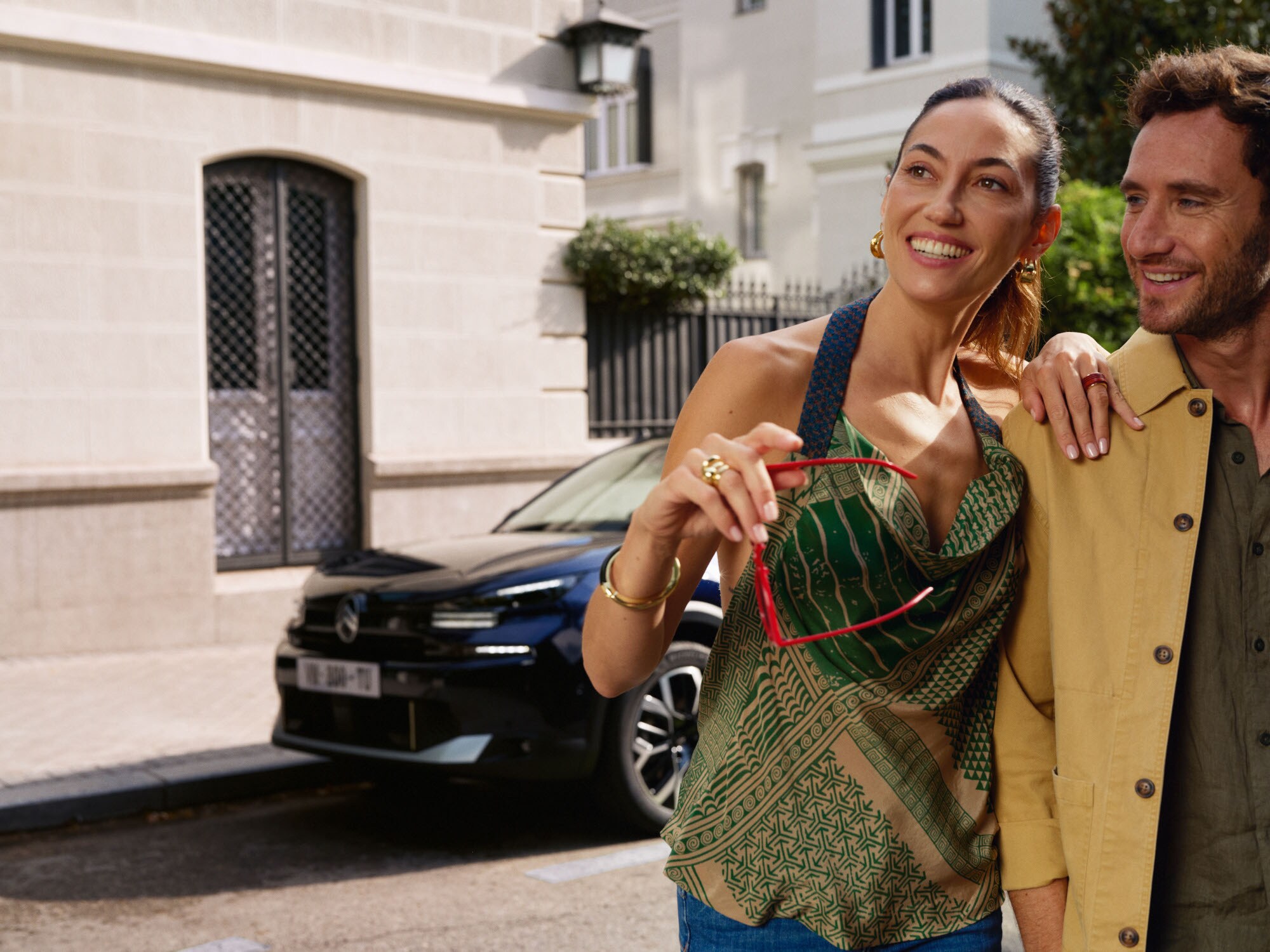 Lifestyle‑scene met de Citroën ë‑C4 X geparkeerd, die het moderne fastback‑design toont voor stijlvolle en betaalbare mobiliteit.