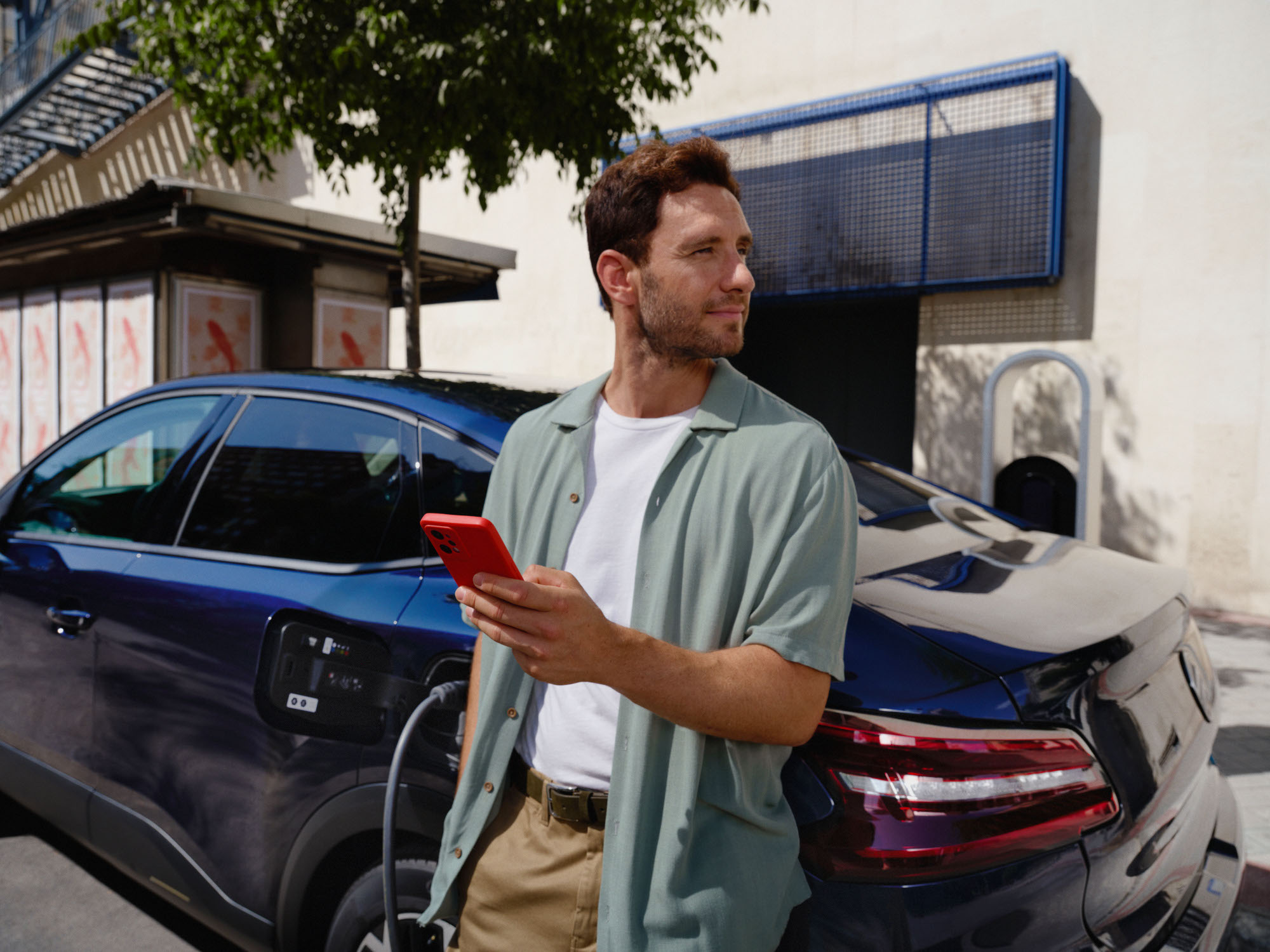 Verbonden laadsituatie van de Citroën ë‑C4 X fastback met slim app‑gebruik voor gemakkelijke dagelijkse elektrische mobiliteit.
