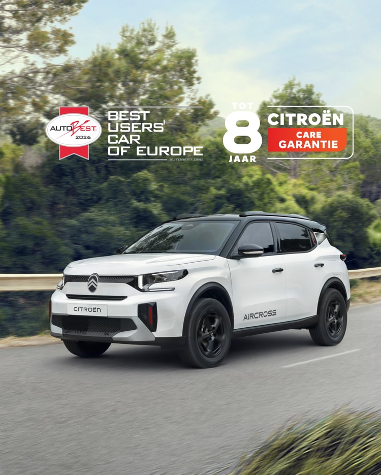 Driekwart vooraanzicht van de Citroën C3 Aircross SUV rijdend op de weg, met nadruk op prijswinnend design en 8‑jarige garantie voor zelfverzekerde en betaalbare mobiliteit.