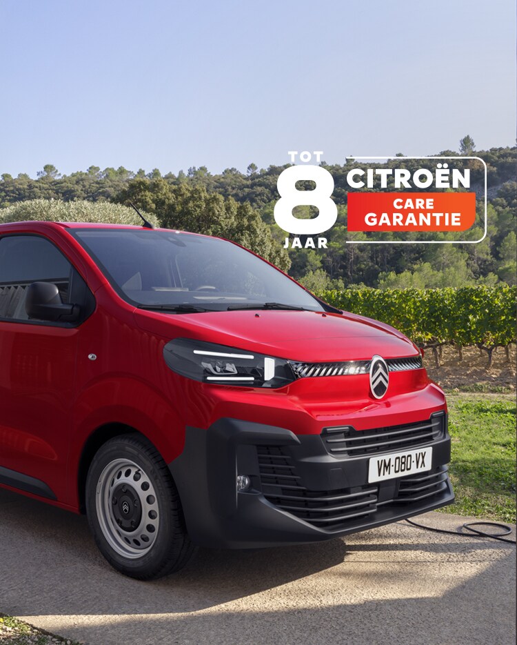 Rode ë-Jumpy aan het opladen